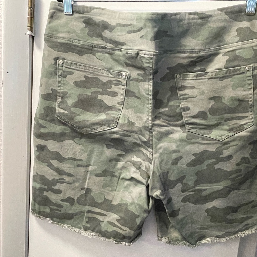 Belle by Kim Gravel Green Jean Shorts Classic Style SZ 16